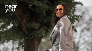 En kvinna med solglasögon