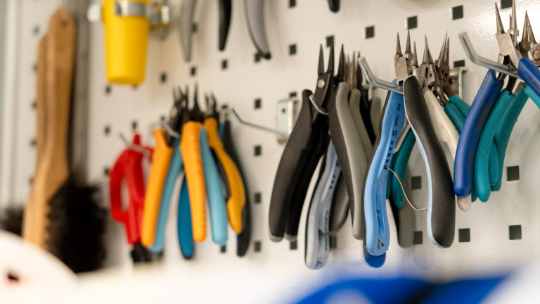 Närbild på kabeltänger